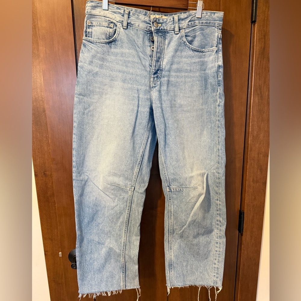 Madewell Darted Barrel-Leg Jean. Size 28.